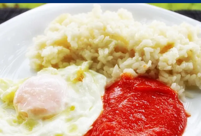 arroz blanco con huevo frito y salsa de tomate