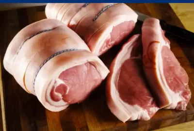 Piezas del lomo del cerdo preparadas para asar